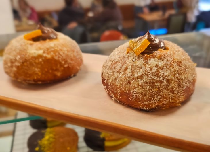 Desserts such as Iris Siciliano and Costata de la Nonna stand out. Desserts such as Iris Siciliano and Costata de la Nonna stand out.