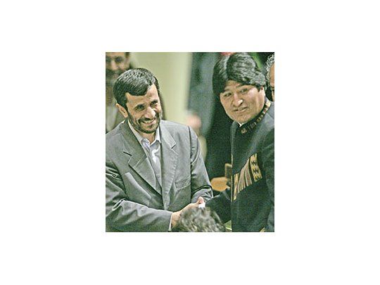 El presidente de Irán, Mahmud Ahmadinejad, y el boliviano,Evo Morales, se saludan durante la Asamblea General de laONU. Hoy firmarán acuerdos de cooperación energética ytecnológica.