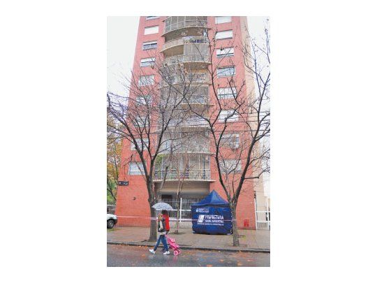 El edificio ubicado en la calle Montes de Oca, en el barrio porteño de Barracas, de donde cayó el niño  de 4 años. El balcón por el que cayó tenía una parte sin reja de protección.