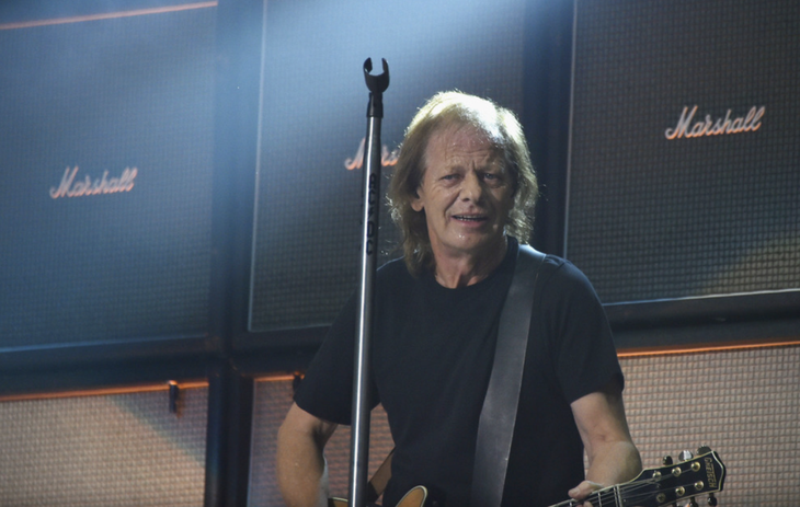 Young salió caminando Mater Dei y se mostró animado para los próximos shows de la banda. Young salió caminando Mater Dei y se mostró animado para los próximos shows de la banda.