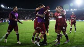 Abrazo de gol. Lanús selló su apse a octavos de la Sudamericana.