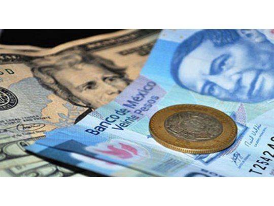 El peso y la bolsa de México cerraron su peor mes en casi cinco años