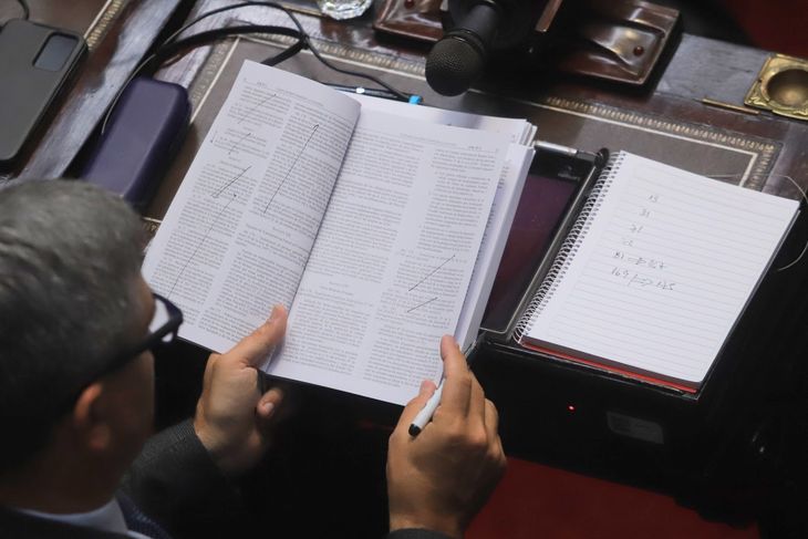 Un diputado tacha artículos de la redacción original del proyecto. En enero, la solicitud de múltiples reformas llevó a Javier Milei a retirar la ley Ómnibus del ámbito parlamentario. Un diputado tacha artículos de la redacción original del proyecto. En enero, la solicitud de múltiples reformas llevó a Javier Milei a retirar la ley Ómnibus del ámbito parlamentario.