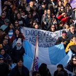 Masiva marcha de la docencia de Tierra del Fuego este último miércoles, frente a la Legislatura. Masiva marcha de la docencia de Tierra del Fuego este último miércoles, frente a la Legislatura.