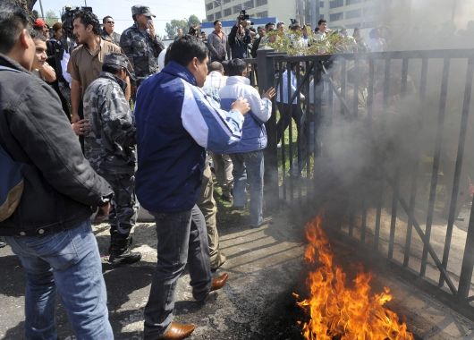 Policías se manifiestasn en las calles contra la decisión del Gobierno de reducir beneficios