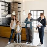 Una martillera evalúa la propiedad y explica a los dueños el valor de tasación a partir del análisis de cada ambiente y del contexto de mercado Una martillera evalúa la propiedad y explica a los dueños el valor de tasación a partir del análisis de cada ambiente y del contexto de mercado