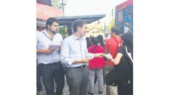 Boleta en mano. Diego Santilli repartió ayer la papeleta de Mauricio Macri  en las calles de Hurlingham, distrito donde manda el peronismo.