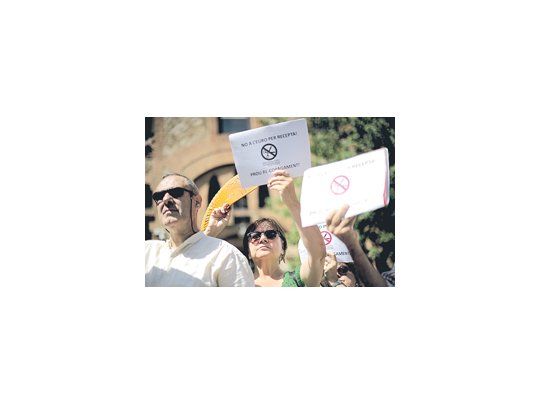 Carteles en catalán exhiben la resistencia a mayores ajustes en Barcelona, capital de una comunidad autónoma tradicionalmente adversa al gobernante Partido Popular.
