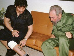 Visita En una de sus visitas a Cuba, Maradona le mostró su tatuaje a Fidel Castro. La admiración entre los dos existió siempre desde un principio.