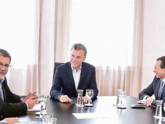 Diálogos. Gerardo Martínez acudió a la quinta de Olivos para presentarle a Mauricio Macri las conclusiones del grupo del G-20 dedicado a la problemática laboral (L-20). De paso insistió con el reclamo de la CGT de una convocatoria al diálogo social de alto nivel con las cámaras empresarias. Por ahora habrá, pero sólo sectorial. 