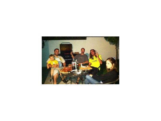 Andy Grider y la foto de la polémica, comiendo con amigos chilenos.