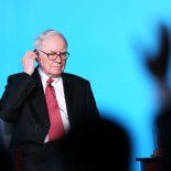 A mediados de ese año, Warren Buffett anunció que se retirará de Berkshire a finales de diciembre. A mediados de ese año, Warren Buffett anunció que se retirará de Berkshire a finales de diciembre.