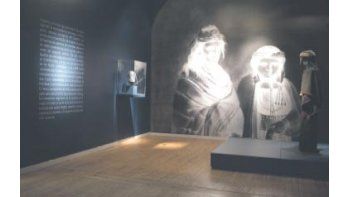 ámbito.com | En la neutralidad de las salas blancas se presentan, como apariciones, las dramáticas figuras que protagonizan la muestra (derecha). Y, al lado, los retratos en negativo de Carlos Enrique Pellegrini acentúan el misterio.