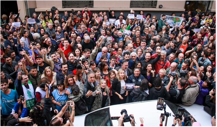 En las afueras del SERPAJ se congregaron cientos de manifestantes para sumar su apoyo al pedido de liberación de los 33 detenidos y detenidas. En las afueras del SERPAJ se congregaron cientos de manifestantes para sumar su apoyo al pedido de liberación de los 33 detenidos y detenidas.