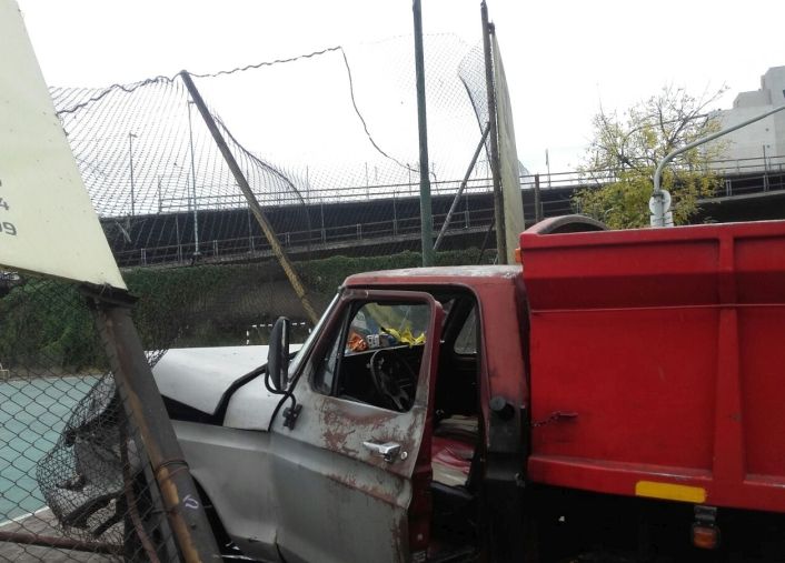 Un camión se quedó sin frenos y terminó incrustado en las canchas de Castells (foto 3)