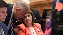 LLA analiza abrir el recinto frente a la posibilidad de que avance la destitución de Adorni.