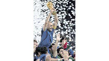 Fabio Cannavarolevanta laCopa FIFApara Puma,que le ganó lafinal a Adidas.Puma arrancócon onceselecciones;Adidas conocho. Ganó lamarca fundadapor RudiDassler a lade su hermano,Adolph«Adi» Dassler