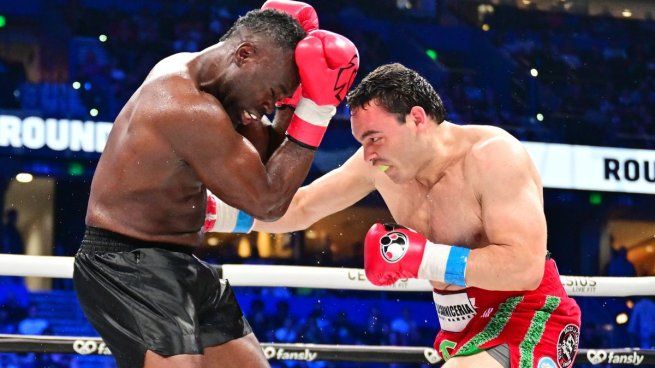 Julio César Chávez&nbsp; Jr. reapareció tras superar sus problemas de adicciones y venció en 6 rounds a Uriah Hall.