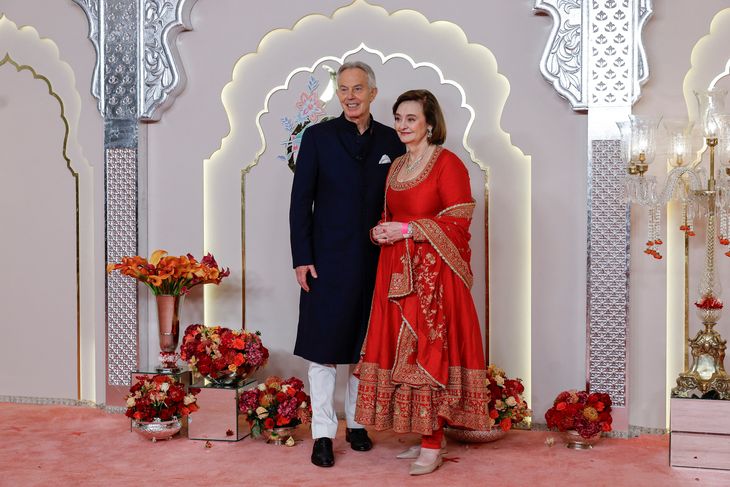 Tony Blair y su esposa Cherie Blair posan en la alfombra roja en la boda de Ambani. 