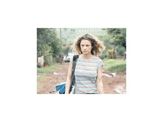 Dolores Fonzi, en el papel que interpretó en 1960 Mirtha Legrand, es ahora la docente ultrajada por un grupo de estudiantes a quienes ella educa.