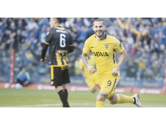 Goleador. Darío Benedetto marcó dos goles más para su cosecha, en un triunfo de Boca que nunca corrió peligro. El campeón mostró todas sus virtudes en el debut de la Superliga.