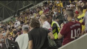 jugador fue a la tribuna a pegarle a hincha rival tras perder el partido