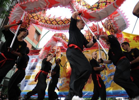 Una multitud recibió el Año del Dragón en el Barrio Chino (foto 8)