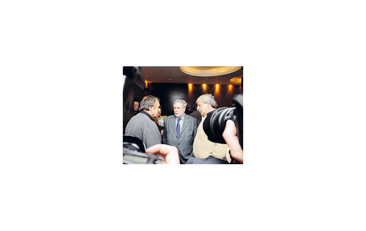 ámbito.com | Carlos Reutemann, Mario Llambías (de CRA) y Eduardo Bussi (de la FAA) compartieron mesa junto al resto de la dirigencia agraria.