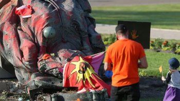 Furia en Canadá: derriban estatuas de las reinas Victoria e Isabel II tras un macabro hallazgo