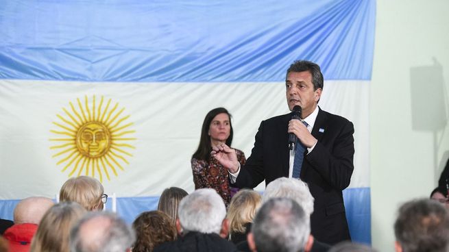 Massa y Raverta con jubilados.