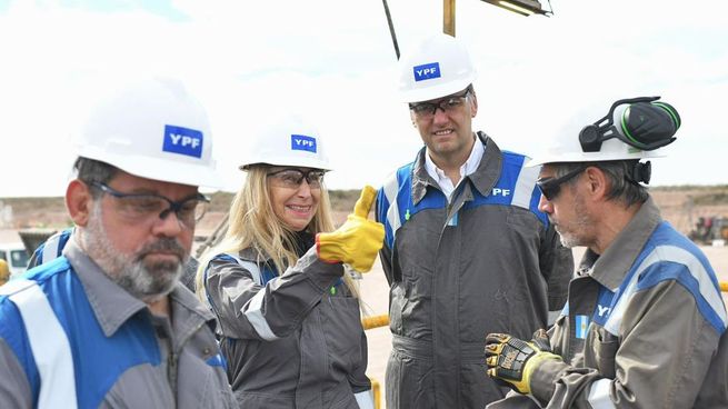 La secretaria general de la Presidencia y el jefe de Gabinete encabezaron una recorrida por las instalaciones de YPF en Neuquén.