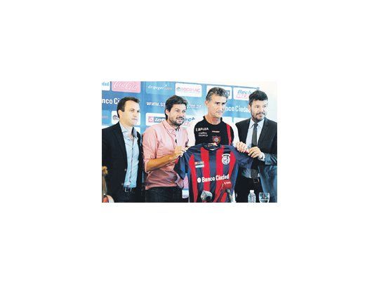 Bauza dirigió su primera práctica y fue presentado como entrenador de San Lorenzo, en lugar de Pizzi, por Lammens y Tinelli, los máximos dirigentes del club. El “Patón” resaltó los nuevos desafíos.