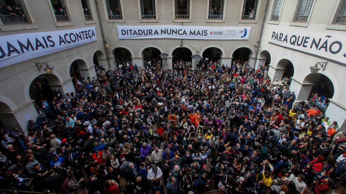 a crowd responds to Bolsonaro with acts in defense of democracy