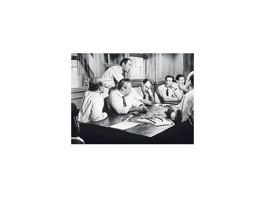 DOCE HOMBRES EN PUGNA