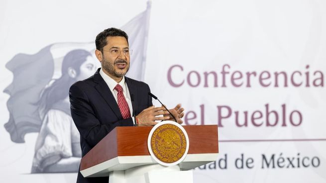 Martí Batres, titular del ISSSTE, en la Mañanera del Pueblo.