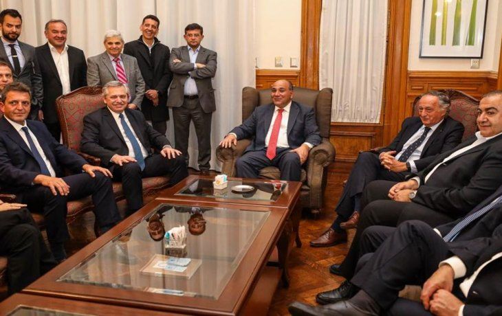 Alberto Fernández junto al gobernador Juan Manzur, Sergio Massa, Héctor Der y Miguel Acevedo.