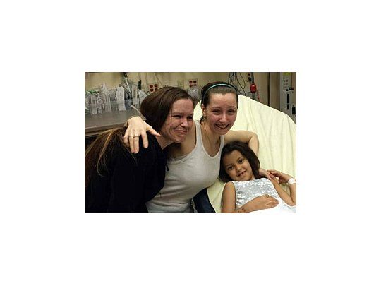 Amanda Berry, en el centro, en el hospital tras ser rescatada.