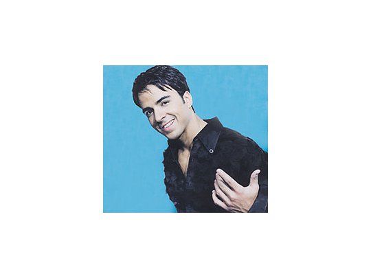 Convencional ysin nada que lodistinga de otrosbaladistasrománticos, LuisFonsi llenó elLuna Park demujeresululantes queaprobaron sudebut argentino.