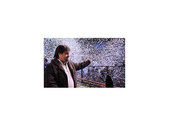 Papelitos. Caruso es ídolo de Racing y fue recibido de la mejor manera.