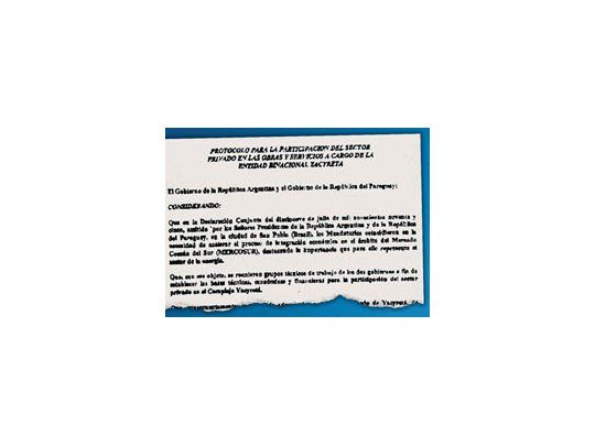 El viejo protocolo de 1995, que firmaron la Argentina y Paraguay para introducir capital privado a Yacyretá, lo estudia ahora el gobierno Kirchner como forma de encontrar fondos para terminar la obra.