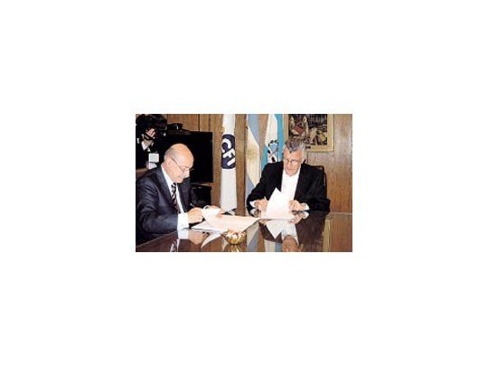 El gobernador Gioja y Ciácera, en la firma de los convenios para dar continuidad a las inversiones en la provincia.