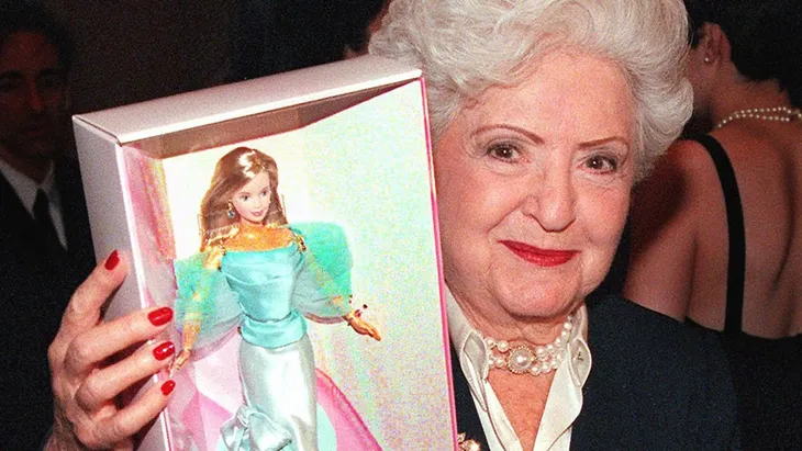 En 1959 se pone en venta Barbie, la muñeca más famosa del mundo. En 1959 se pone en venta Barbie, la muñeca más famosa del mundo.