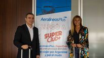 Fabián Lombardo, director Comercial, de Planeamiento y Gestion de Rutas de Aerolíneas Argentinas, y Silvia Tenazinha, gerenta principal de Banca Comercial de Santander.