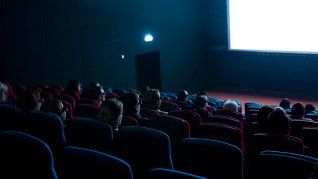 La ley ómnibus golpea fuerte en la cultura, desfinanciando al cine, teatro y música.