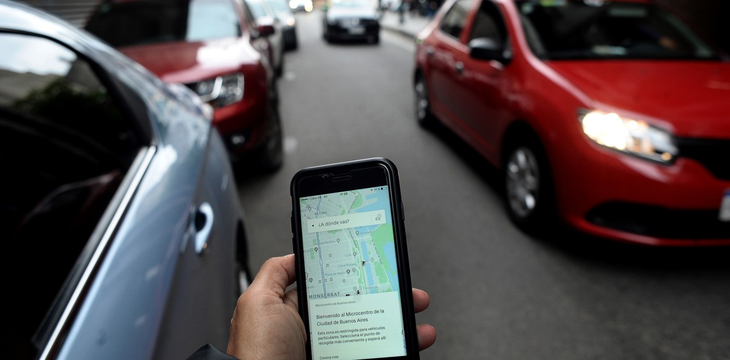 The price of a car trip on a platform application varies depending on the time. The price of a car trip on a platform application varies depending on the time.