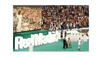 ámbito.com | Real Madrid en letras grandes, Cristiano Ronaldo en pantalla gigante, las copas en una repisa y el estadio lleno. Marketing puro.