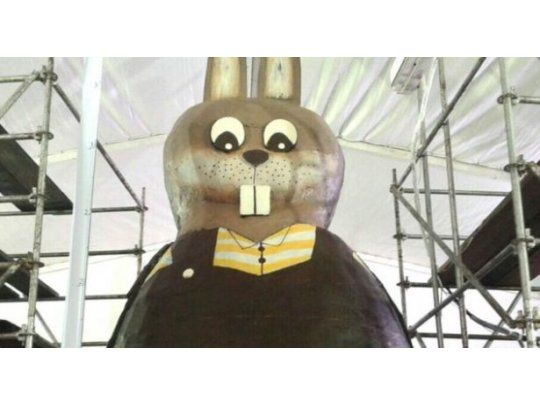 Presentaron en Miramar el conejo de chocolate más grande del mundo