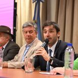 El gobernaodr de Chubut, Ignacio Torres, flanqueado por su vice, Gustavo Menna. El gobernaodr de Chubut, Ignacio Torres, flanqueado por su vice, Gustavo Menna.