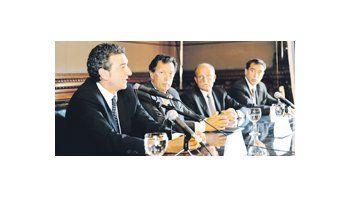 ámbito.com | Florencio Randazzo junto al presidente de la Cámara Nacional Electoral, Alberto Dalla Vía, el viceministro Eduardo Di Rocco y el camarista Santiago Corcuera.
