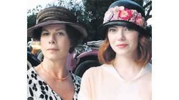 Marcia Gay Harden y Emma Stone en “Magia a la luz de la luna”, el nuevo film de Allen ambientado en los años 20 y que tendrá su primera proyección mundial en el Festival de Cannes.
